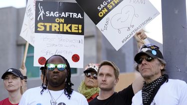 Actores en huelga con letreros fuera de los estudios Netflix el miércoles 8 de noviembre de 2023 en Los Angeles. (Foto AP/Chris Pizzello)
