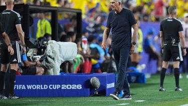 El entrenador de Ghana, el portugués Carlos Queiroz camina en la banda en el encuentro de dieciseisavos de final de la Copa Mundial ante Colombia el viernes 3 de julio del 2026. (AP Foto/Jeff Roberson)