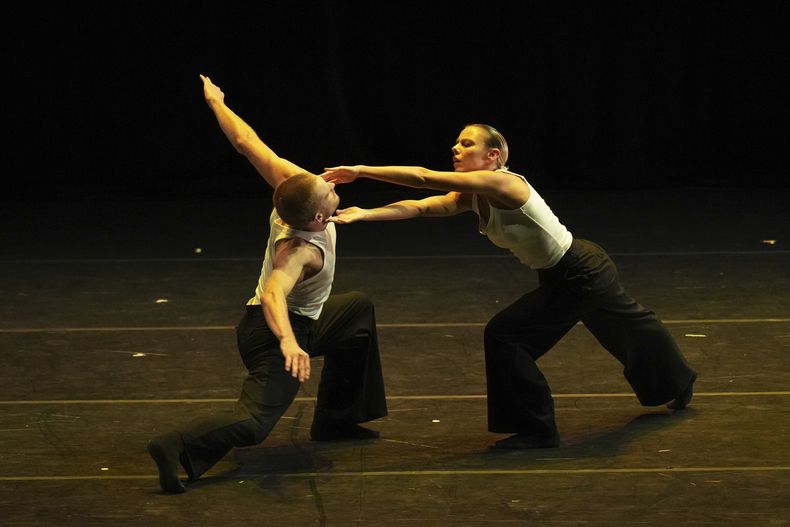 Simon Le Borgne, izquierda, y Marion Barbeau durante su presentación en la gala de danza Despertares en el Auditorio Nacional de la Ciudad de México, el sábado 30 de agosto de 2025. (Foto AP/Eduardo Verdugo)