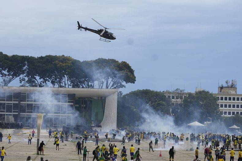 ARCHIVO - Partidarios del expresidente brasileño Jair Bolsonaro chocan con la policía al intentar irrumpir en el palacio presidencial en Brasilia, Brasil, el 8 de enero de 2023. (AP Foto/Eraldo Peres, archivo)