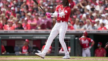Elly De La Cruz de los Rojos de Cincinnati tras batear un jonrón ante los Diamondbacks de Arizona, el domingo 23 de julio de 2023, en Cincinnati. (AP Photo/Jeff Dean)
