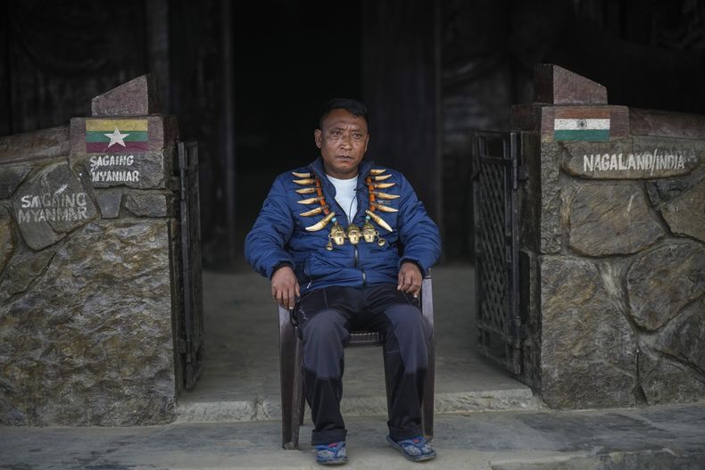 Tonyei Phawang, el angh --el jefe tribal-- permanece en la entrada de su casa, la cual yace tanto en Myanmar como en India, el jueves 12 de diciembre de 2024, en el poblado Longwa, en el estado de Nagaland, en el extremo oriental de India. (AP Foto/Anupam Nath)
