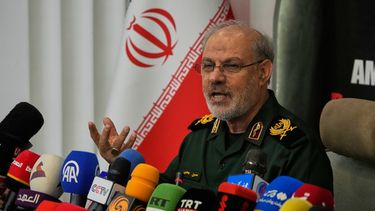 El general Hossein Mohebbi, vocero de la Guardia Revolucionaria de Irán, habla durante una conferencia de prensa en Teherán, Irán, el martes 29 de septiembre de 2026. (AP Foto/Vahid Salemi)