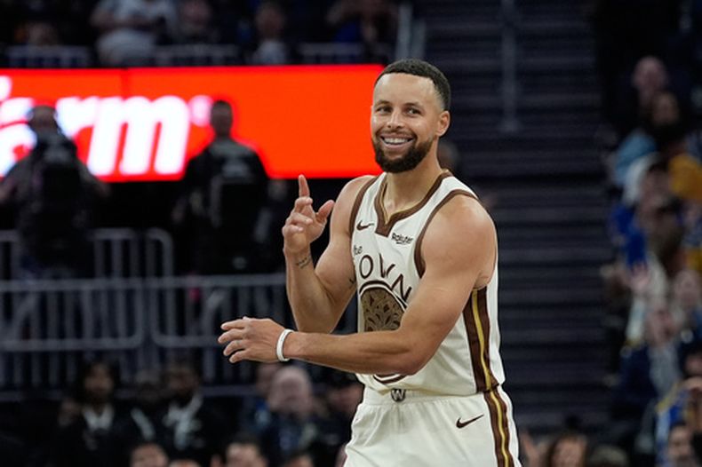 ARCHIVO - Stephen Curry, de los Warriors de Golden State, reacciona después de encestar un triple durante la segunda mitad del juego de baloncesto de la NBA contra los Kings de Sacramento, el martes 7 de abril de 2026, en San Francisco. (AP Foto/Godofredo A. Vásquez, Archivo)
