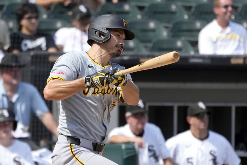 Bryan Reynolds de los Piratas de Pittsburgh observa su sencillo de dos carreras frente al relevista de los Medias Blancas de Chicago Justin Anderson en la novena entrada el sábado 13 de julio del 2024. (AP Foto/Charles Rex Arbogast)