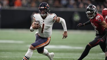 Quarterback Fields podría jugar el domingo con los Bears