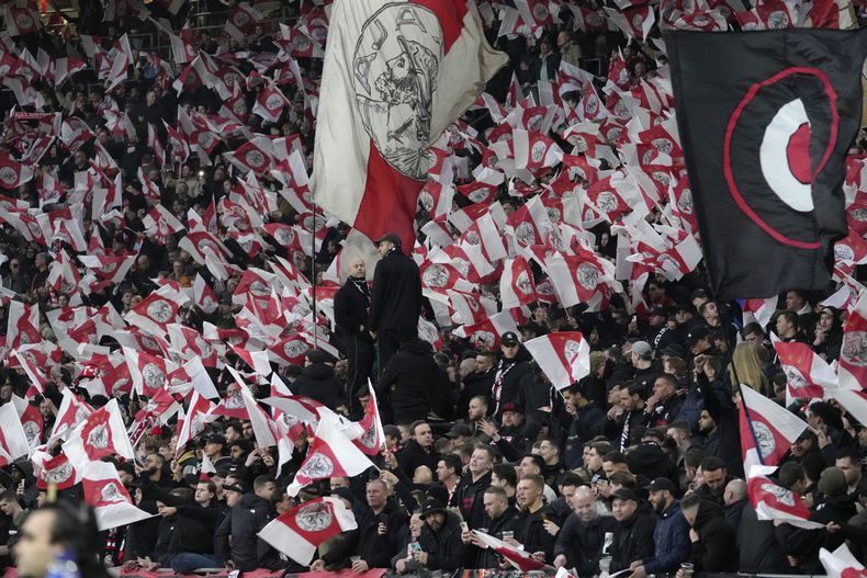 ARCHIVO - Hinchas de Ajax durante el partido contra Aston Villa en los octavos de final de la Europa Conference League, el 7 de marzo de 2024. (AP Foto/Peter Dejong)