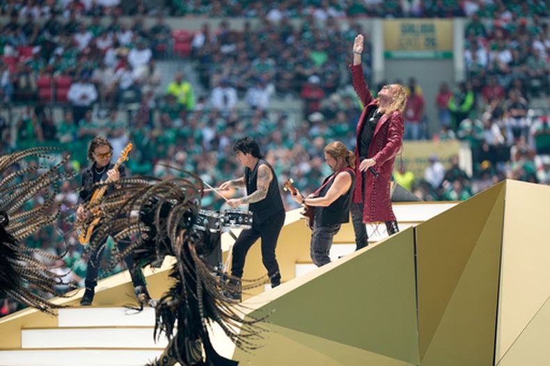 La banda mexicana de pop rock Maná se presenta antes del inicio del partido de fútbol del Grupo A de la Copa Mundial entre México y Sudáfrica en la Ciudad de México, el jueves 11 de junio de 2026. (Foto AP/Natacha Pisarenko)