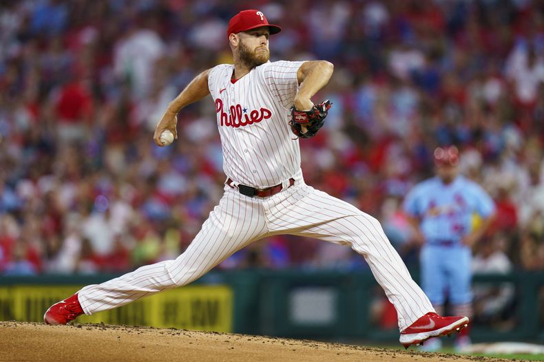 Zack Wheeler, abridor de los Filis de Filadelfia, hace un lanzamiento en el juego del sábado 26 de agosto de 2023, ante los Cardenales de San Luis (AP Foto/Chris Szagola)