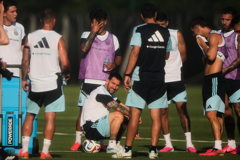 Lionel Messi, de la selección de Argentina, se sienta sobre el balón durante una práctica en Kansas City, Kansas, el miércoles 3 de junio de 2026 (AP Foto/Charlie Riedel)
