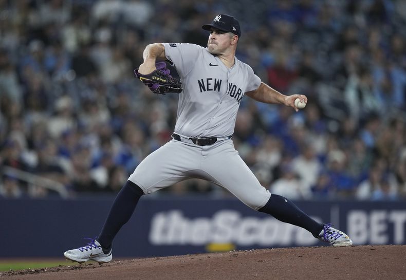 El lanzador de los Yanquis de Nueva York Carlos Rodón ante los Azulejos de Toronto, el martes 16 de abril de 2024. (Nathan Denette/The Canadian Press vía AP)
