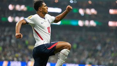 El inglés Jude Bellingham (10) celebra después de anotar el primer gol de su equipo en el partido de octavos de final del Mundial ante México, el domingo 5 de julio de 2026, en Ciudad de México. (AP Foto/Natacha Pisarenko)