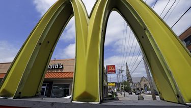 Restaurantes y tiendas de EEUU aumentan salarios