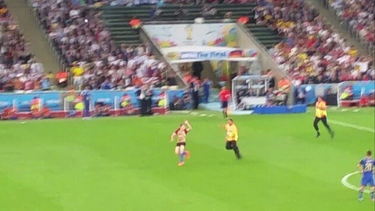 americateve | Fue uno de los invitados VIP de la FIFA en el Maracaná, y desde allí grabó la escena que la transmisión oficial del Mundial prefirió no mostrar