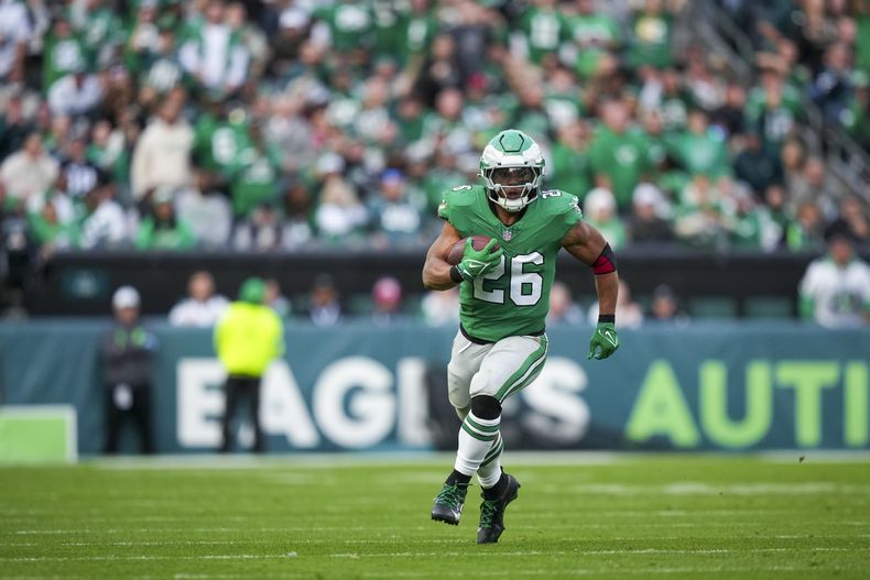 El corredor de los Eagles de Filadelfia Saquon Barkley avanza con el balón en el encuentro ante los Cowboys de Dallas el domingo 29 de diciembre del 2024. (AP Foto/Matt Slocum)