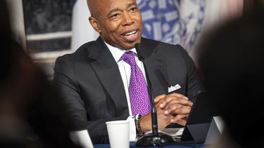 Esta fotografía, publicada por la oficina del alcalde de Nueva York, muestra al alcalde Eric Adams durante una conferencia en el ayuntamiento, el 8 de noviembre de 2023, en Nueva York. (Oficina de Fotografía de la Alcaldía/Ed Reed vía AP)