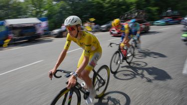El esloveno Tadej Pogacar rodando durante la 15ma etapa del Tour de Francia portando el maillot amarillo de líder entre Champagnole y Plateau de Solaison el domingo 19 de julio del 2026. (AP Foto/Mosaab Elshamy)