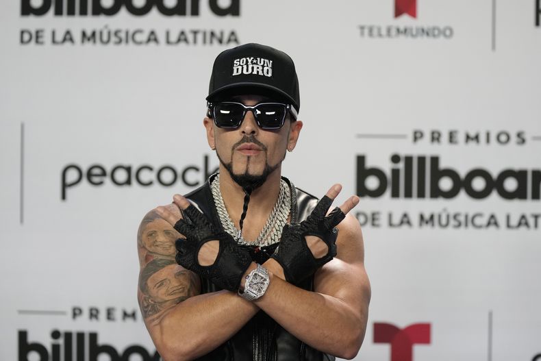Yandel llega a los Premios Billboard de la Música Latina el jueves 5 de octubre de 2023, en Coral Gables, Florida. (Foto AP/Rebecca Blackwell)