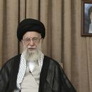 En esta foto publicada el jueves 26 de junio de 2025 por el sitio web oficial de la oficina del líder supremo iraní, el ayatolá Alí Jamenei habla en un discurso televisado, bajo un retrato del difunto fundador revolucionario ayatolá Jomeini. (Oficina del líder supremo iraní a través de AP)