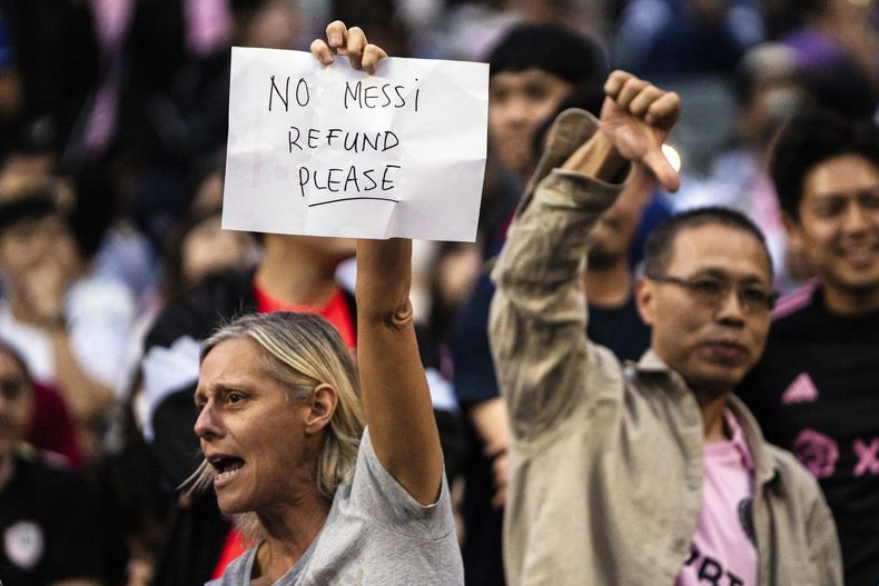 Aficionados reaccionan durante el partido amistoso entre Hong Kong y el Inter Miami en en Hong Kong, el domingo 4 de febrero de 2024. Los aficionados se decepcionaron debido a que Lionel Messi no jugó. (AP Foto/Louise Delmotte)