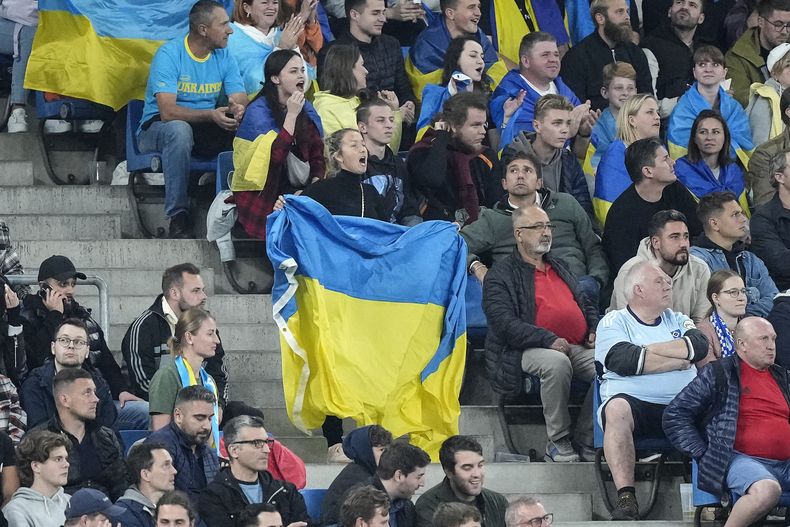 Hinchas del Shakhtar Donetsk agitan banderas de Ucrania durante el partido contra el Porto en la Liga de Campeones, el martes 19 de septiembre de 2023, en Hamburgo. (AP Foto/Martín Meissner)
