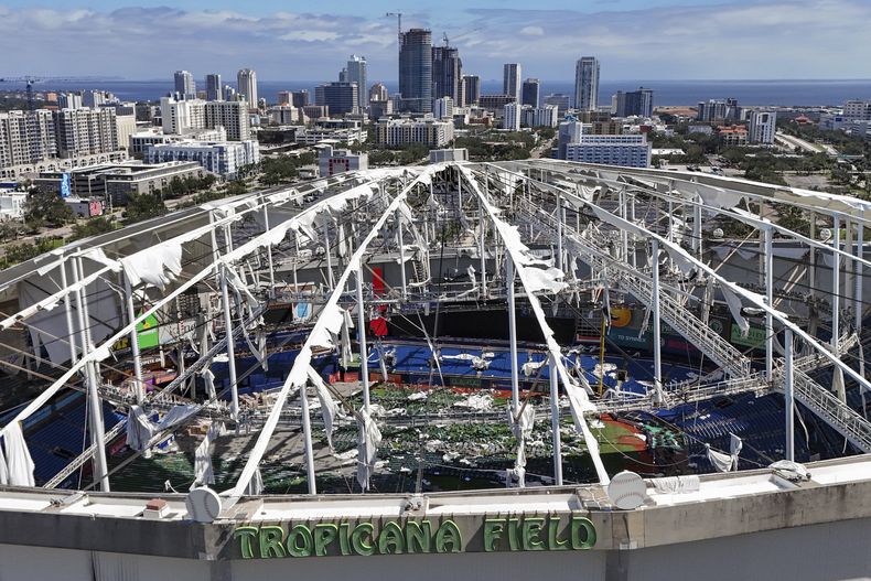 ARCHIVO - El archivo destrozado del estadio Tropicana Field tras ser impactado por el paso del huracán Milton, el jueves 10 de octubre de 2024, en St. Petersburg, Florida. (AP Foto/Mike Carlson)