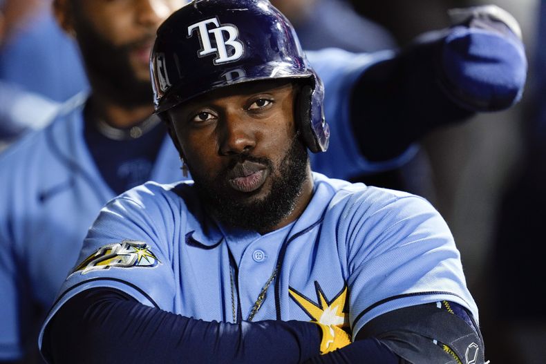 El mexicano Randy Arozarena celebra en la caseta tras batear un cuadrangular ante los Medias Blancas de Chicago, el sábado 29 de abril de 2023 (AP Foto/Erin Hooley)
