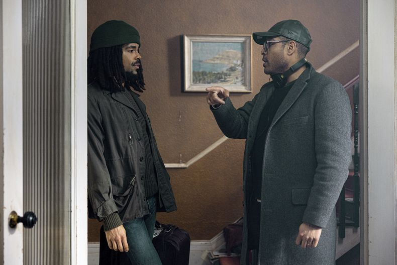 En esta imagen proporcionada por Paramount Pictures, Kingsley Ben-Adir, izquierda, y el director Reinaldo Marcus Green en el set de Bob Marley: One Love. (Chiabella James/Paramount Pictures vía AP)