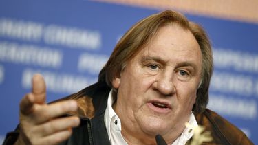 ARCHIVO - El actor Gerard Depardieu se dirige a los medios durante la conferencia de prensa de la película Saint Amour en la Berlinale 2016 en Berlín, Alemania, el 19 de febrero de 2016. Medios franceses informan que la policía ha citado al actor Gérard Depardieu para interrogarlo sobre acusaciones hechas por dos mujeres de que las agredió sexualmente en sets de filmación. La emisora BFMTV y el diario Le Parisien informaron que el actor de 75 años fue citado para un interrogatorio policial en París el lunes 29 de abril de 2024. (Foto AP/Axel Schmidt, archivo)