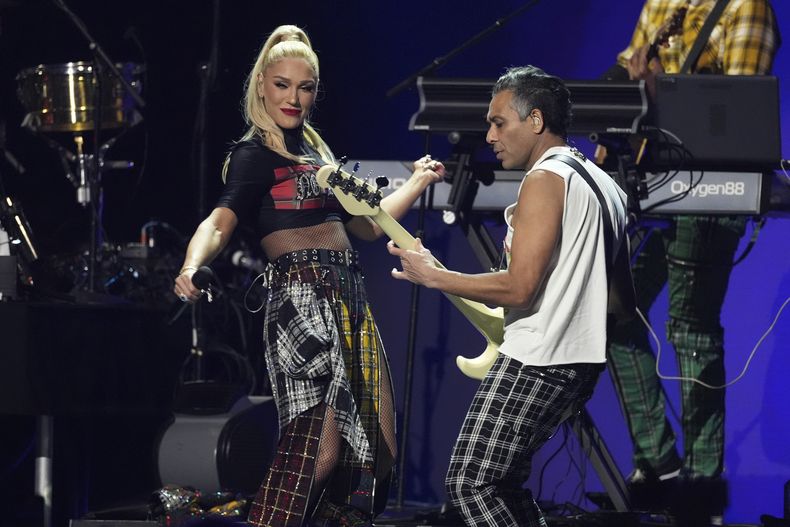 Gwen Stefani, izquierda, y Tony Kanal de No Doubt durante su presentación en el concierto benéfico de FireAid el jueves 30 de enero de 2025 en The Forum en Inglewood, California. (Foto AP/Chris Pizzello)