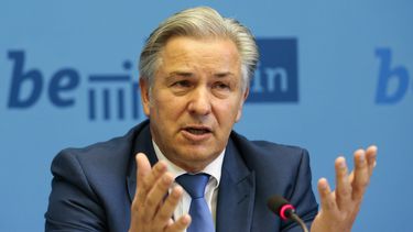 americateve | El carism&aacute;tico alcalde de Berl&iacute;n, Klaus Wowereit, cuya reputaci&oacute;n sufri&oacute; a causa de las disputas en torno de la construcci&oacute;n del nuevo aeropuerto internacional de la capital alemana, dijo el martes 26 de agosto de 2014 q