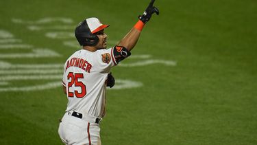 El venezolano Anthony Santander, de los Orioles de Baltimore, festeja luego de batear un jonrón solitario ante los Mets de Nueva York, el sábado 5 de agosto de 2023 (AP Foto/Julio Cortez)