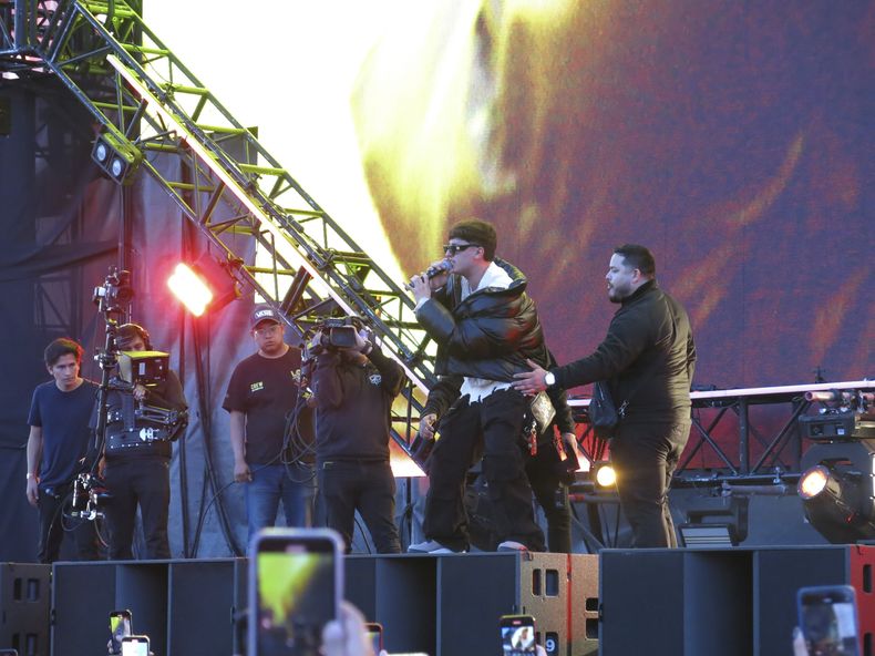 El cantante mexicano Gabito Ballesteros durante su concierto en el Coca-Cola Flow Fest en la Ciudad de México, el sábado 25 de noviembre de 2023. (Foto AP/Berenice Bautista)