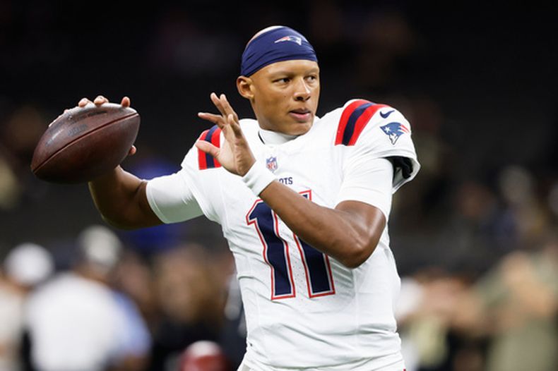 ARCHIVO - Josh Dobbs, quarterback de los Patriots de Nueva Inglaterra, calienta previo al inicio del partido de la NFL en contra de los Saints de Nueva Orleans, el domingo 12 de octubre de 2025, en Nueva Orleans. (AP Foto/Butch Dill, Archivo)