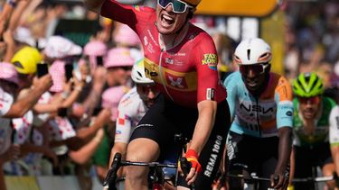 Soren Waerenskjold de Noruega celebra al cruzar la meta para ganar la 11ma etapa del Tour de Francia entre Vichy y Nevers el miércoles 15 de julio del 2026. (AP Foto/Mosaab Elshamy)