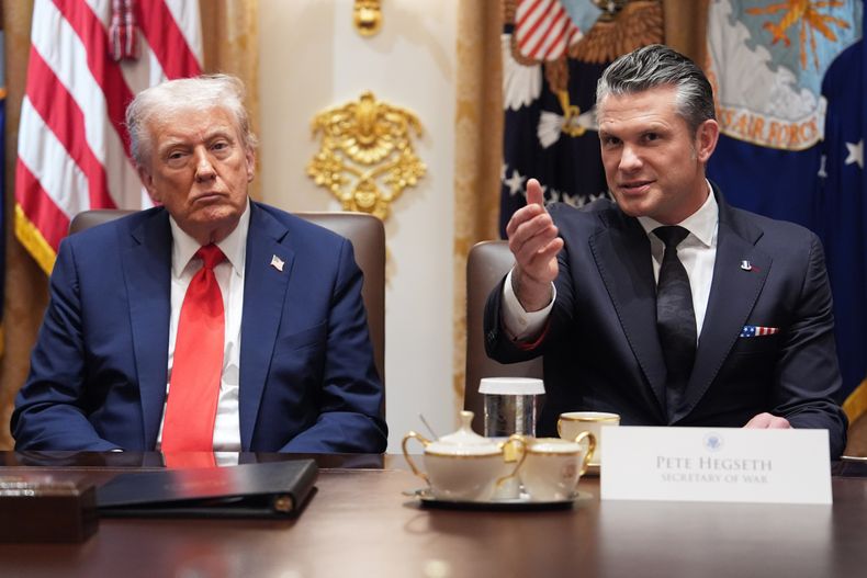 El secretario de Defensa, Pete Hegseth, habla durante una reunión del gabinete del presidente Donald Trump en la Casa Blanca, el jueves 9 de octubre de 2025, en Washington. (AP Foto/Evan Vucci)