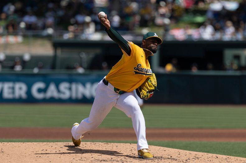 El lanzador de los Atléticos Luis Severino en la segunda entrada ante los Medias Blancas de Chicago el sábado 18 de abril del 2026. (AP Foto/Sara Nevis)