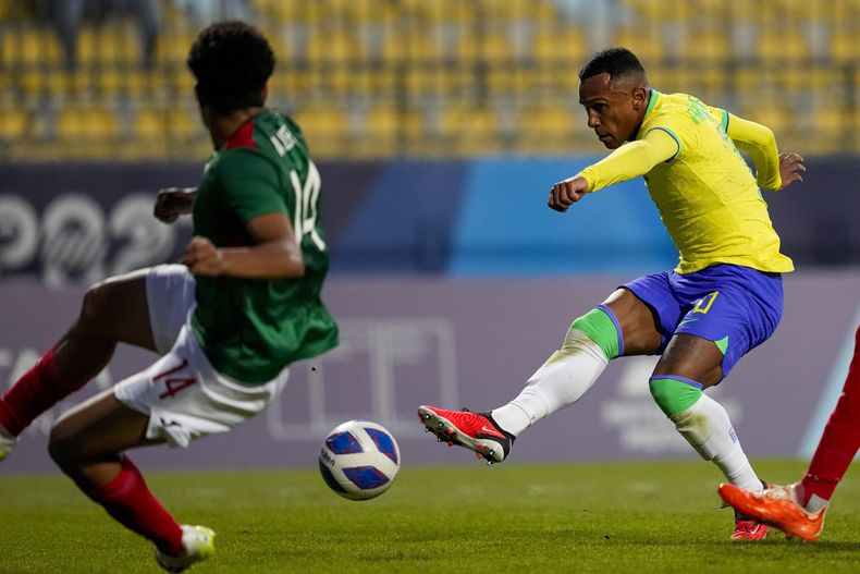 El brasileño Marcus Oliveira, derecha, dispara a gol ante la marca de Antonio Leone durante la semifinal masculina de los Juegos Panamericanos en Viña del Mar, Chile, el miércoles 1 de noviembre de 2023. (AP Foto/Moisés Castillo)
