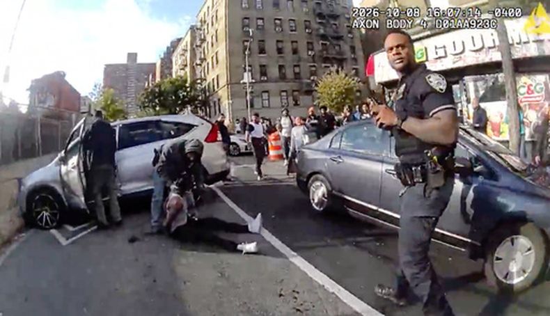 En esta imagen, tomada de un video de la cámara corporal de un agente y difundida por el Departamento de Policía de Nueva York (NYPD, por sus siglas en inglés), personal policial atiende a Oscar Belgal, un hombre dominicano de 28 años que recibió disparos de agentes federales de inmigración el jueves 8 de octubre de 2026 en Nueva York, mientras conducía su automóvil con un niño de 5 años a bordo. (NYPD vía AP)