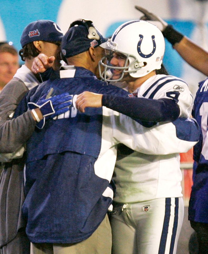 ARCHIVO - El pateador de los Colts de Indianápolis, Adam Vinatieri (4), abraza al entrenador Tony Dungy en los instantes finales del cuarto cuarto del partido de fútbol americano del Super Bowl XLI contra los Bears de Chicago en el Dolphin Stadium de Miami, el 4 de febrero de 2007. (Foto AP/Chris OMeara, Archivo)