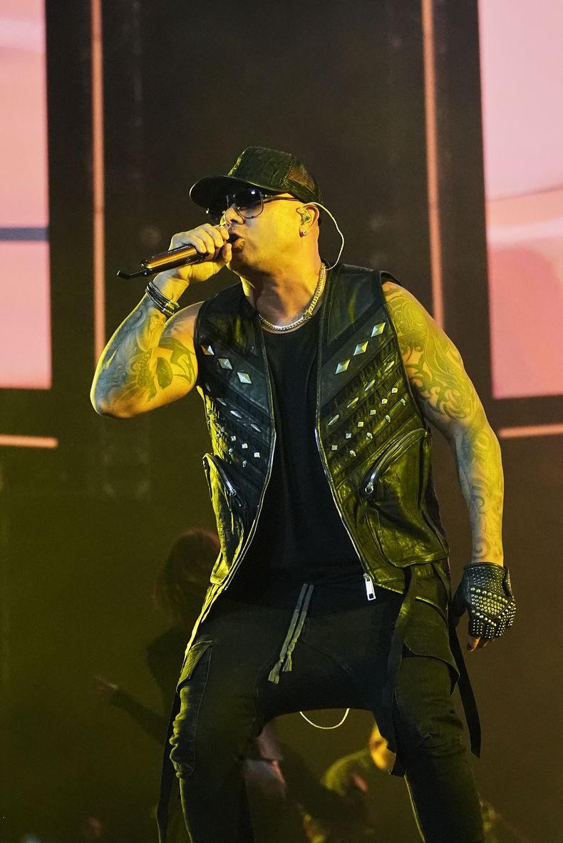 El cantante puertorriqueño Wisin se presenta durante el festival de música Coca-Cola Flow Fest en la Ciudad de México, el sábado 22 de noviembre de 2025.(Foto AP/Claudia Rosel)