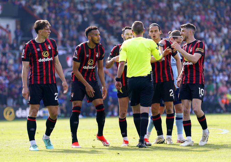 Los jugadores de Bournemouth apelan ante el árbitro Matt Donohue tras pitar un penal en el partido contra Brentford en la Liga Premier inglesa, el 11 de mayo de 2024. (Andrew Matthews/PA vía AP)