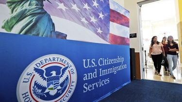 ARCHIVO - Personas llegan a oficinas del Servicio de Ciudadanía e Inmigración de Estados Unidos en Miami el 17 de agosto de 2018. (AP Foto/Wilfredo Lee, Archivo)