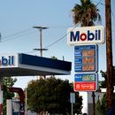 Precios de la gasolina y el diésel en una estación de servicio Mobil en Los Ángeles el martes 22 de septiembre de 2026. (AP Foto/Richard Vogel)