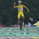 El esloveno Tadej Pogacar, con el maillot amarillo del líder de la carrera, celebra mientras cruza la meta de la 14ta etapa del Tour de Francia, con un recorrido entre Mulhouse y Le Markstein Fellering, Francia, el sábado 18 de julio de 2026. (AP Foto/Thibault Camus)