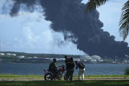 Incendio de tanques de crudo aun sin control en Cuba
