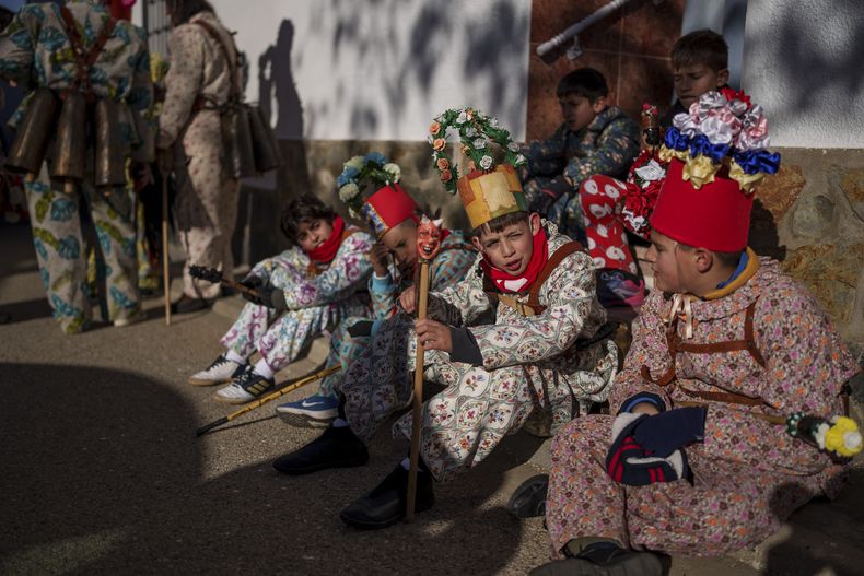 Participantes del festival “La Endiablada” en Almonacid del Marquesado, España, el 2 de febrero del 2025. (AP foto/Manu Fernandez)