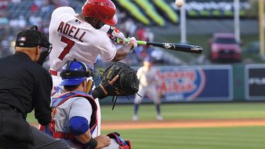 Jo Adell, de los Angelinos de Los Ángeles, batea un jonrón delante del cátcher brasileño Yan Gomes, de los Cachorros de Chicago, el jueves 8 de junio de 2023 (AP Foto/Mark J. Terrill)