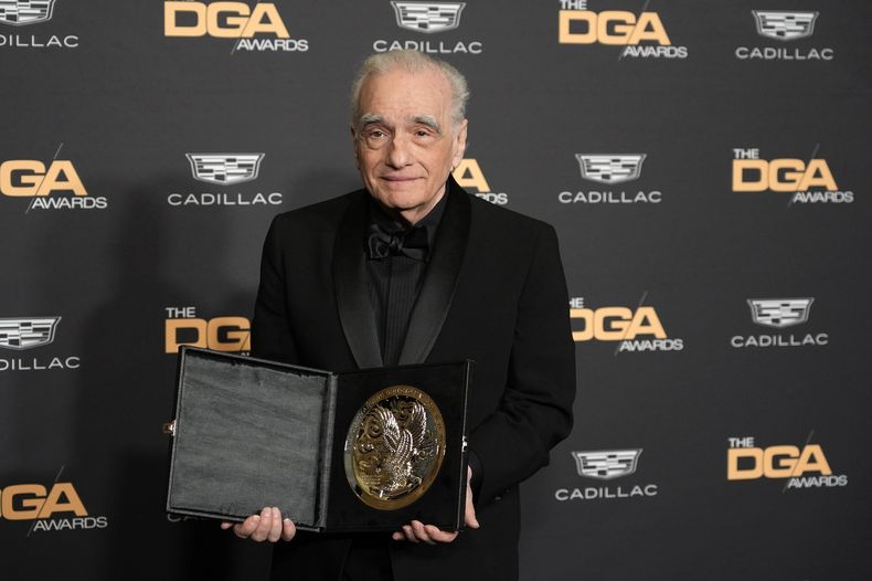 Martin Scorsese, director de la película Killers of the Flower Moon, posa con su medallón a largometraje en la 76a entrega de los Premios DGA del Sindicato de Directores de Estados Unidos, el sábado 10 de febrero de 2024 en Beverly Hills, California. (Foto AP/Chris Pizzello)