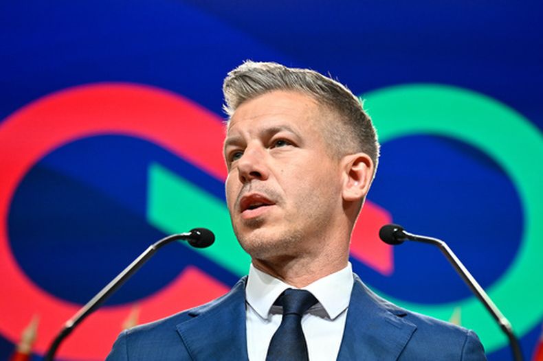 Peter Magyar en conferencia de prensa en Budapest, el 13 de abril del 2026 tras derrotar al primer ministro Viktor Orbán en las elecciones de Hungría. (AP foto/Denes Erdos)